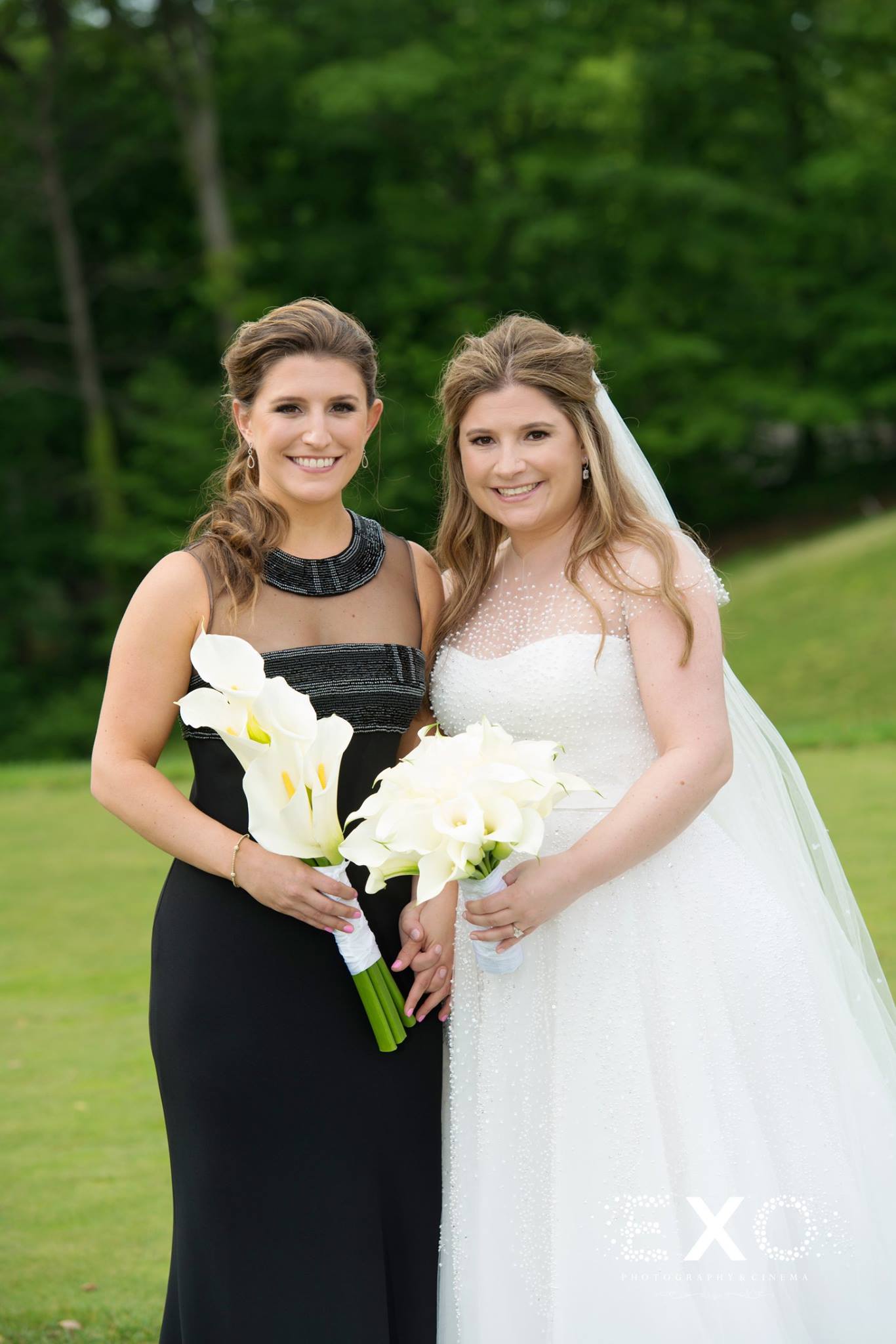 bride and sister at Engineers Country Club