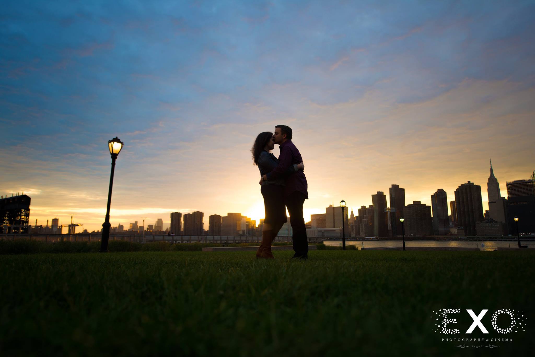 couple kissing at skyline in Gantry Park