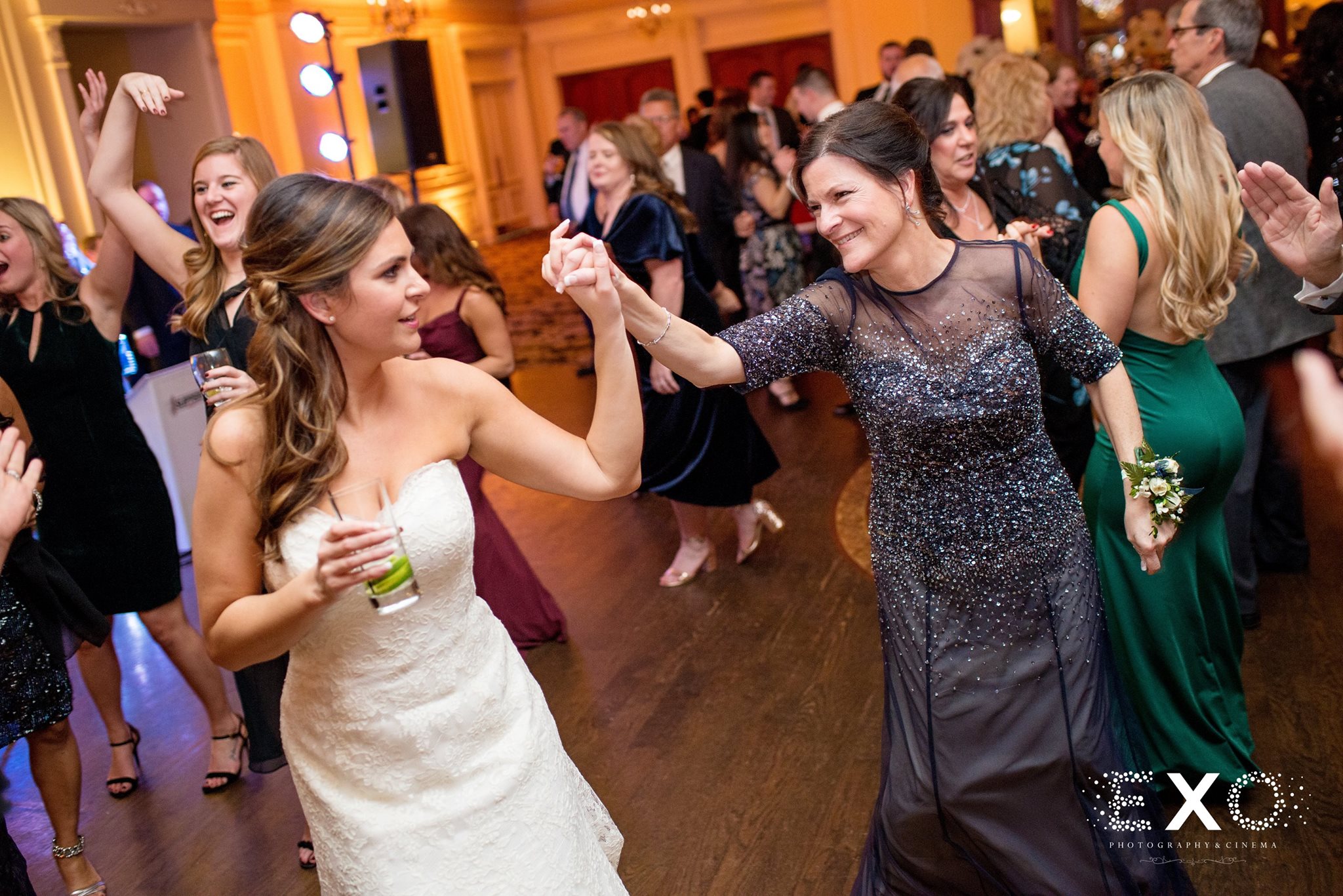 bride and wedding guests dancing at Inn at New Hyde Park reception