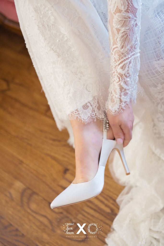 Bride putting on her shoes at The Mansion at Oyster Bay
