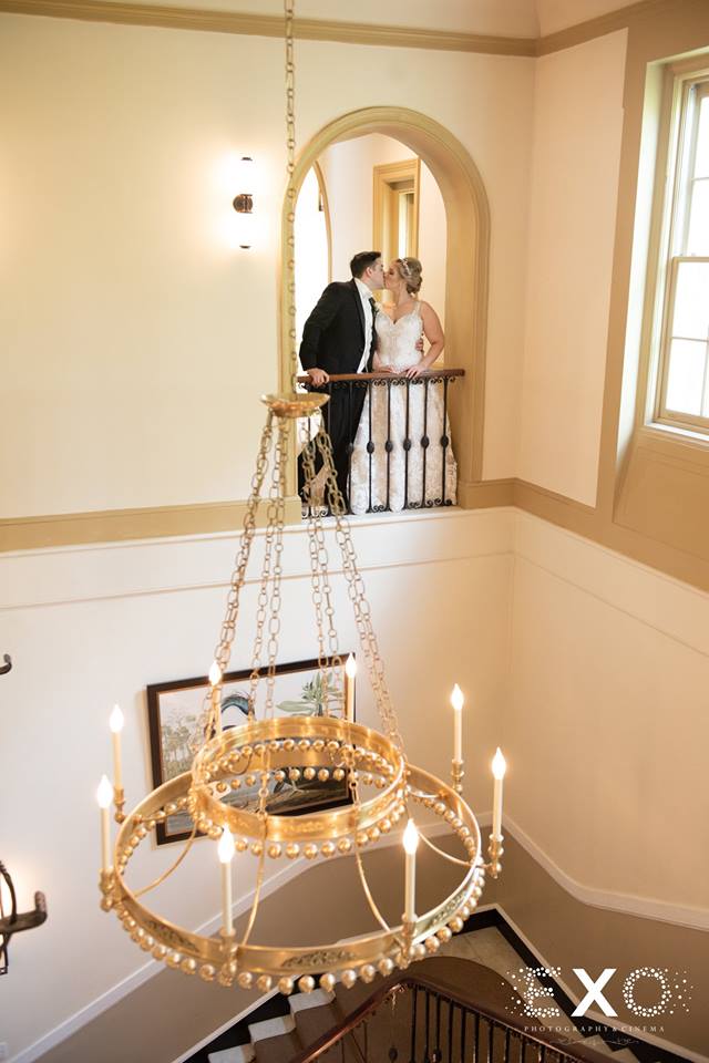 bride and groom kissing in archway at The Mansion at Oyster Bay