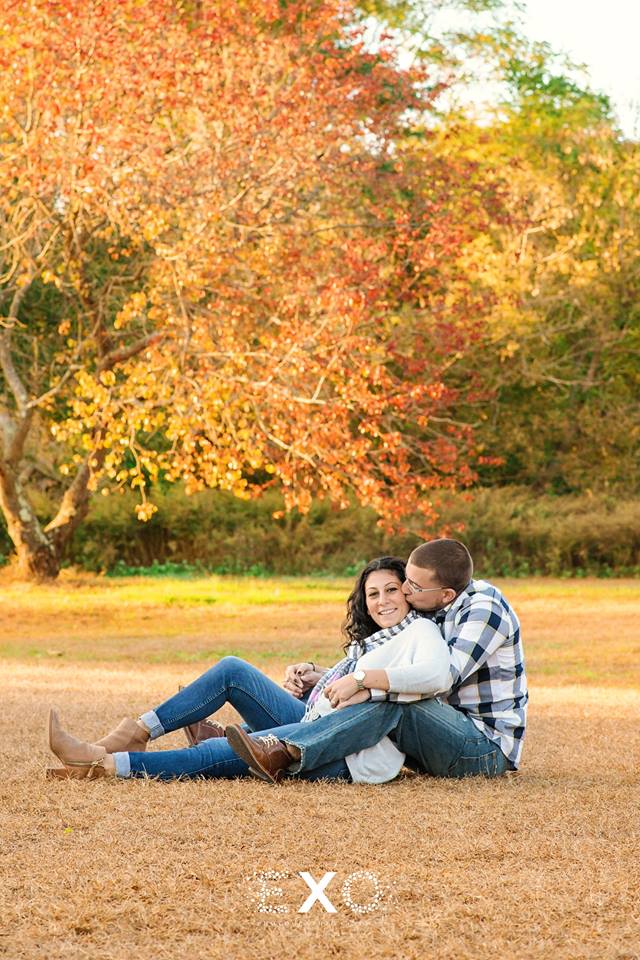 Couple sitting in the grass at Islip Grange Park