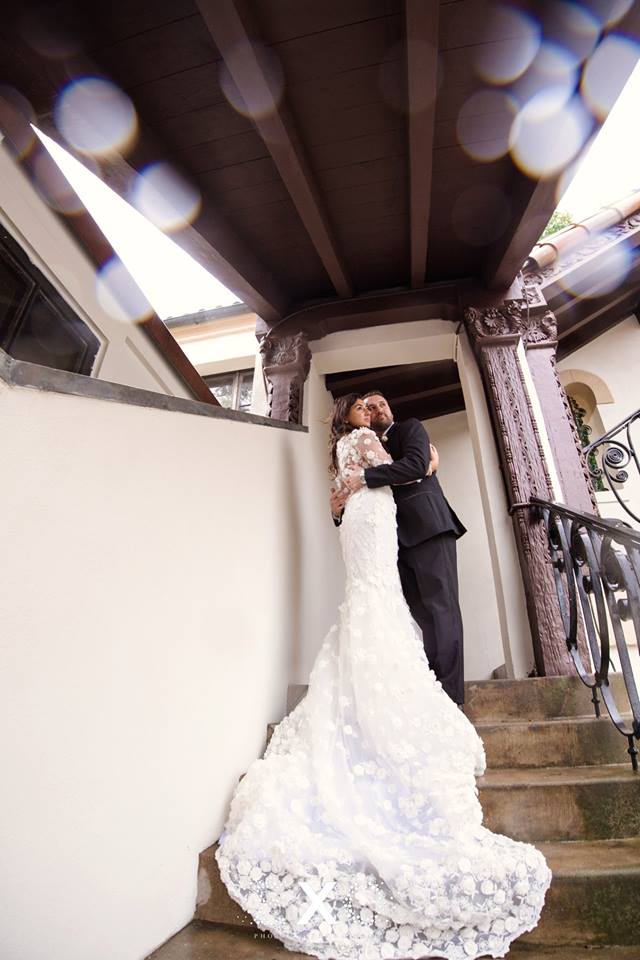 bride and groom on steps at The Mansion at Oyster Bay