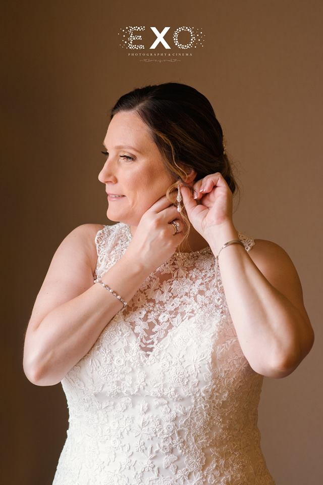 bride putting in earrings at Willow Creek Golf and Country Club
