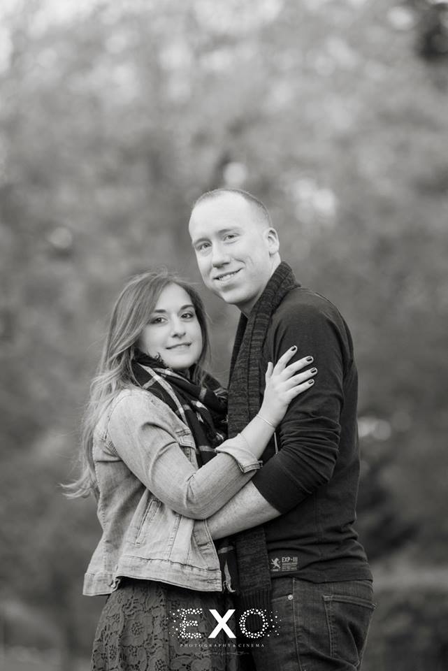 couple posing in Heckscher Park in black and white
