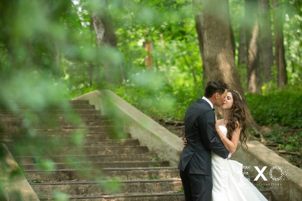 bride and groom kissing outside the Villa Russo