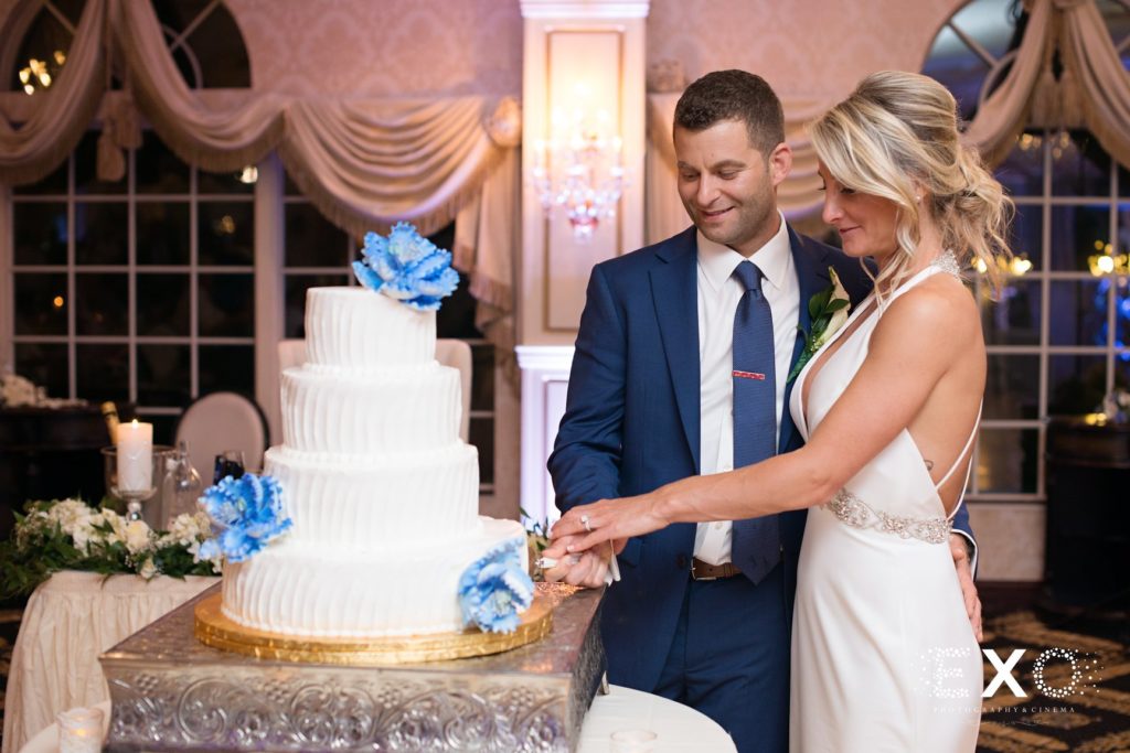 bride and groom cutting the cake at Giorgio