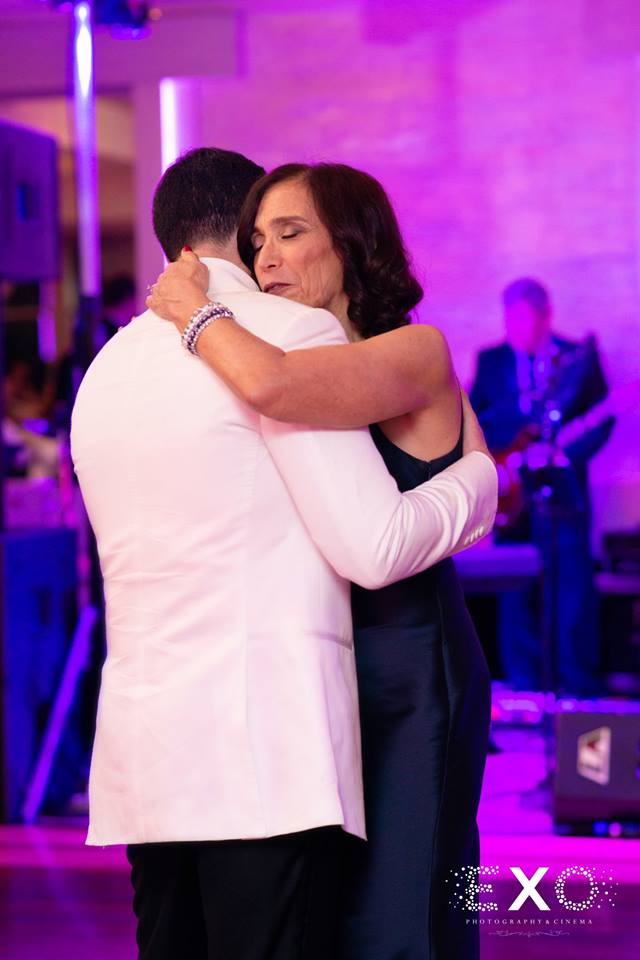 groom and mother dancing at Woodbury Country Club