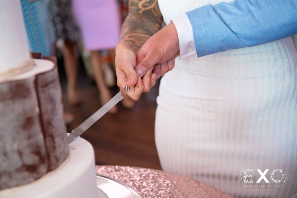 couple cutting the cake