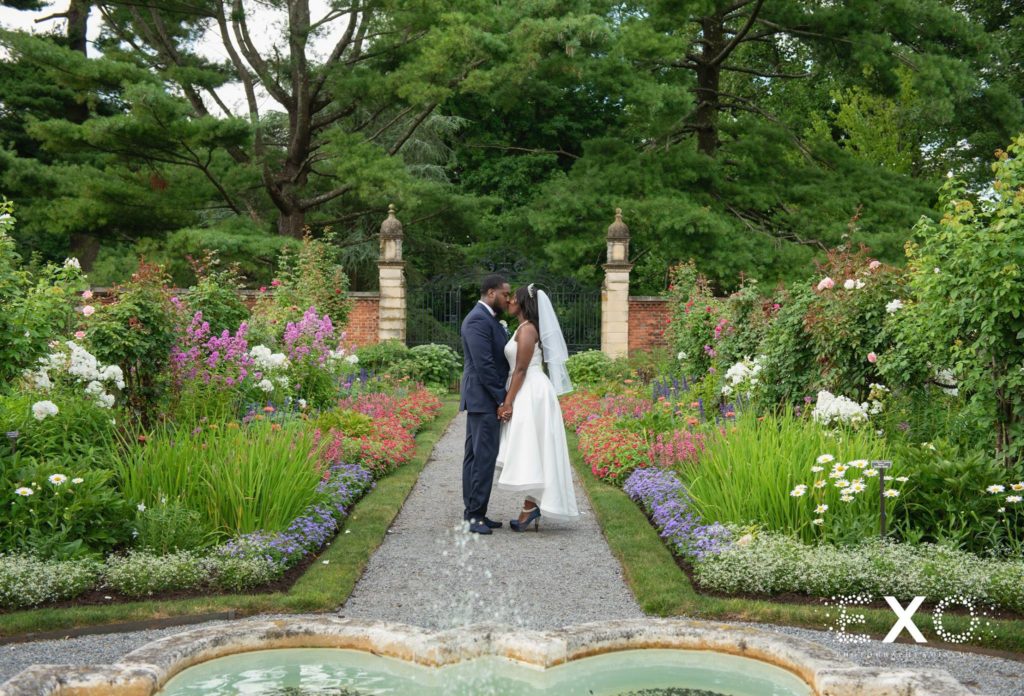 bride and groom kissing in Old Westbury Gardens