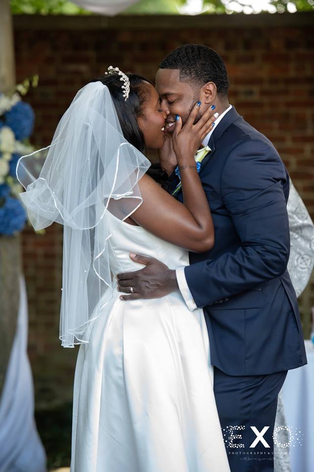 bride and groom kissing at Old Westbury Gardens
