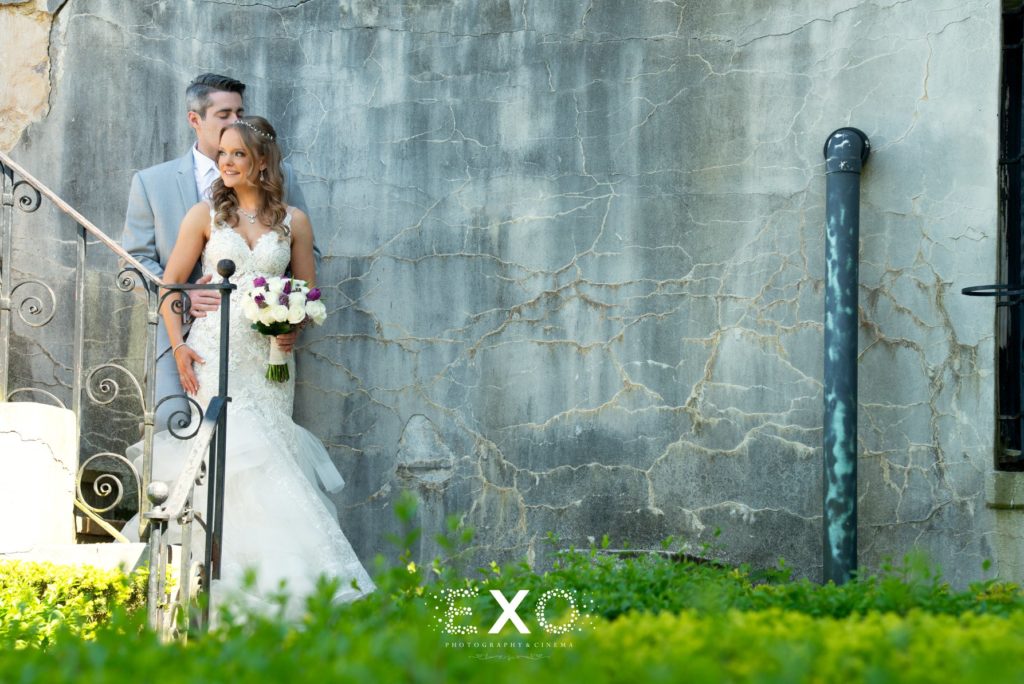 bride and groom outside Vanderbilt Museum