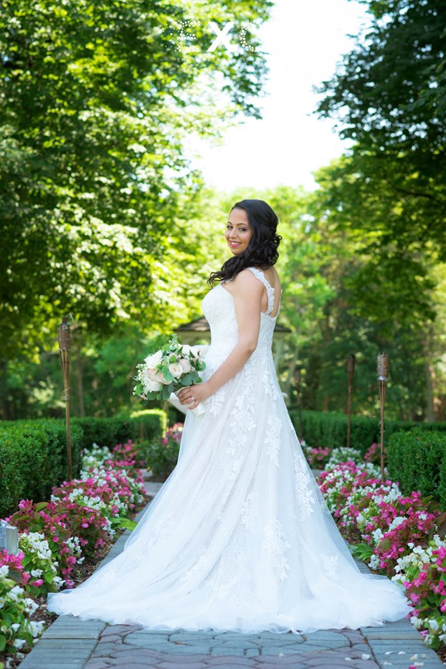 beautiful bride outside Mansion at Oyster Bay