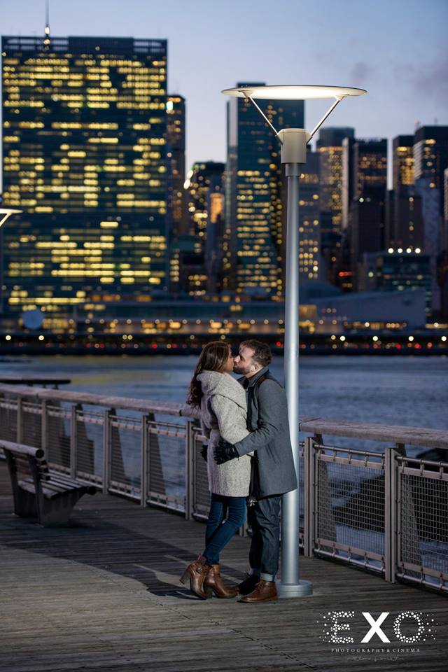 couple kissing under lamppost at Gantry Plaza State Park