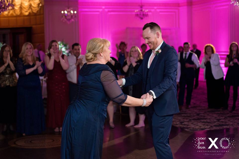 groom and mother dancing at The Inn at New Hyde Park