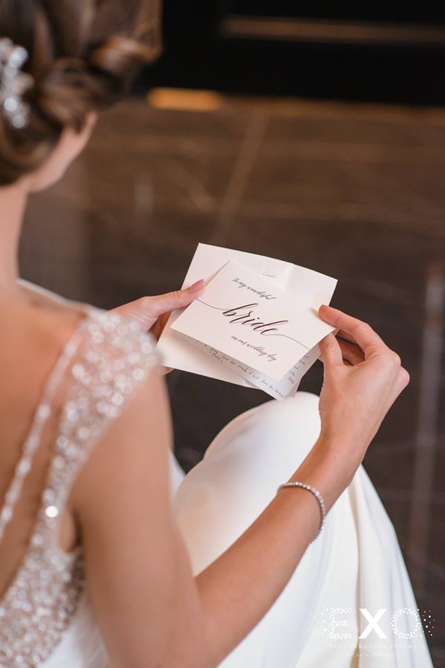 bride reading her card