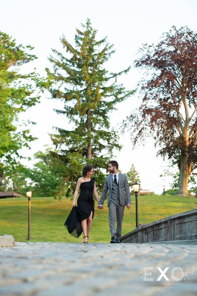 couple holding hands walking along Vanderbilt Museum