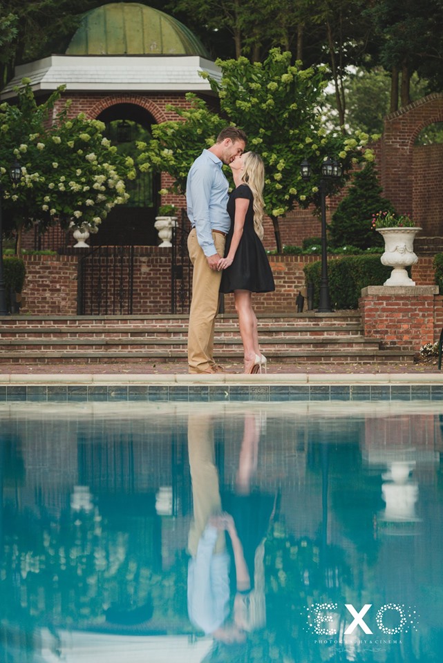 couple kissing by the pool at Woodside Club