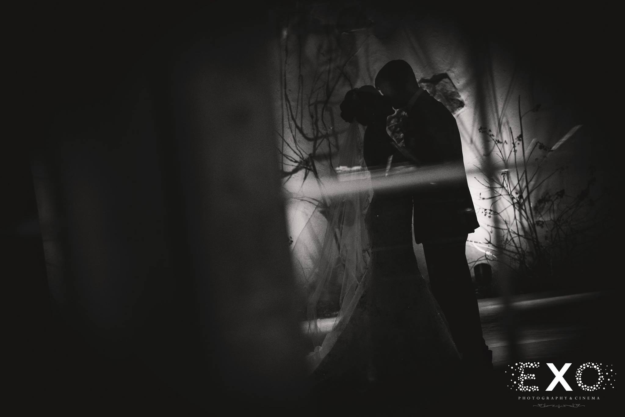 bride and groom kissing outside at Larkfield Manor at night