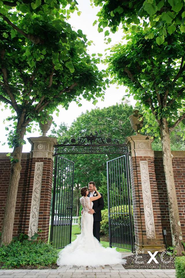 bride and groom standing in gateway at NYIT de Seversky Mansion