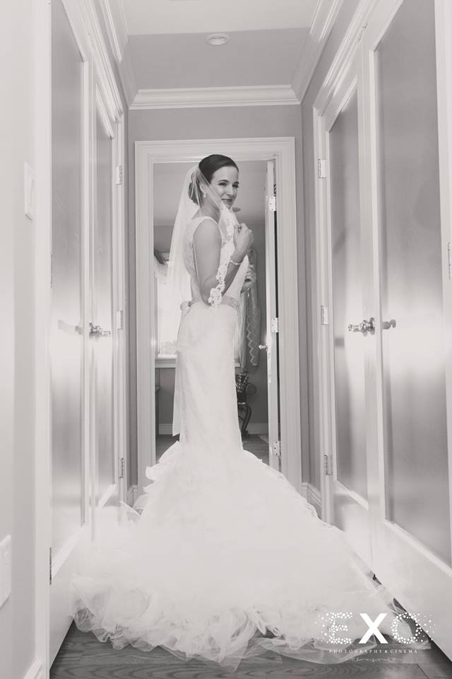 bride in the hallway of NYIT de Seversky Mansion