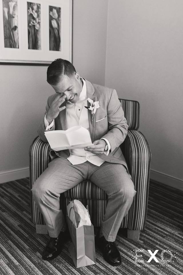 groom reading note from bride before the wedding at Carlyle on the Green