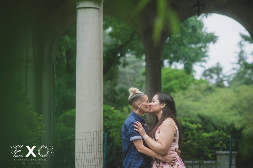 couple kissing at Planting Fields Arboretum