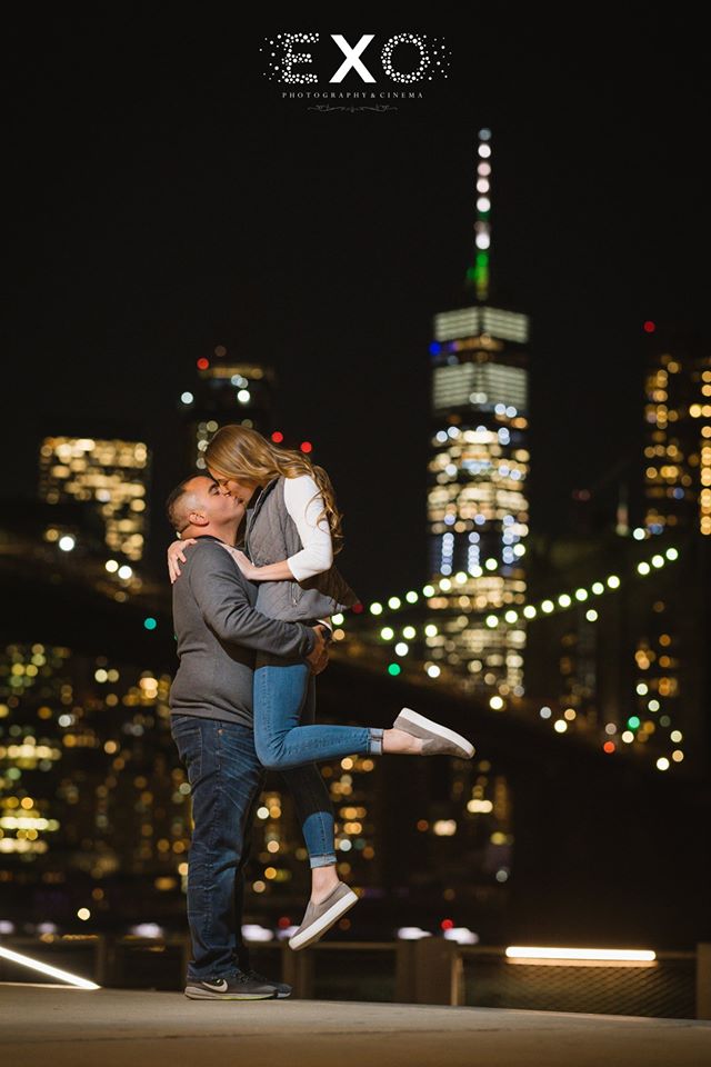 couple kissing at night in DUMBO