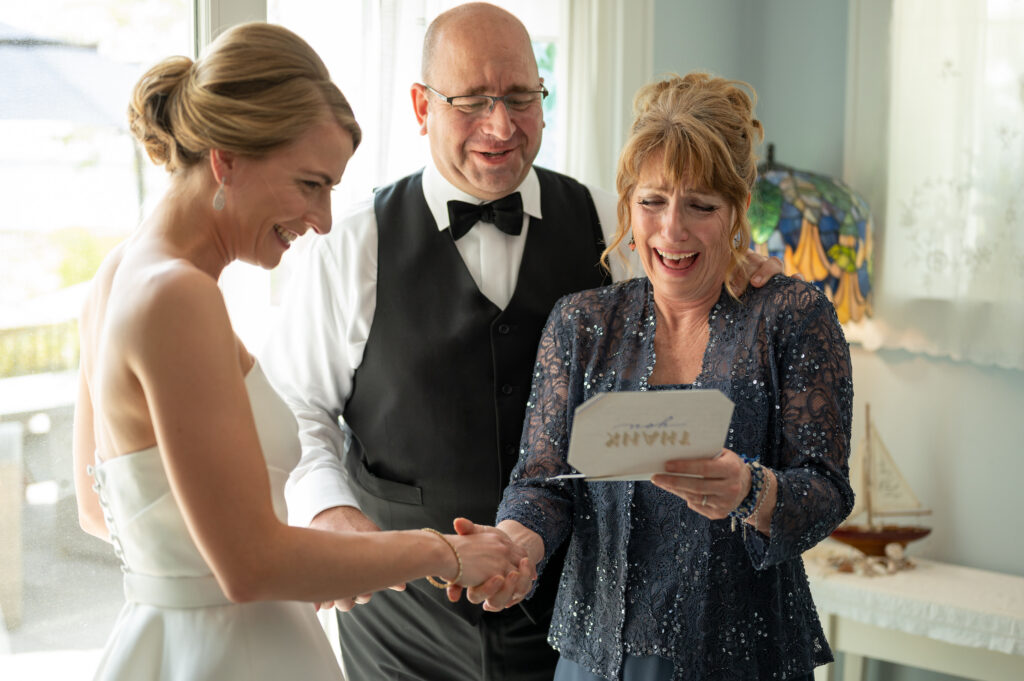 Bride gifting her mom a card on the wedding day