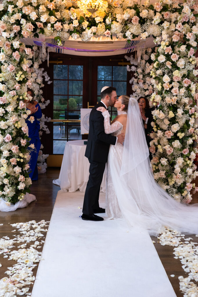 First kiss at The Mansion at Oyster Bay